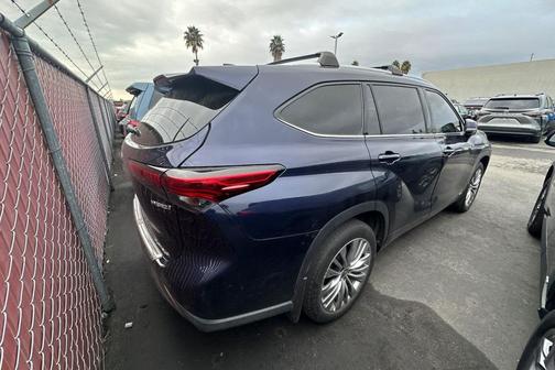 2023 Toyota Highlander Hybrid Platinum