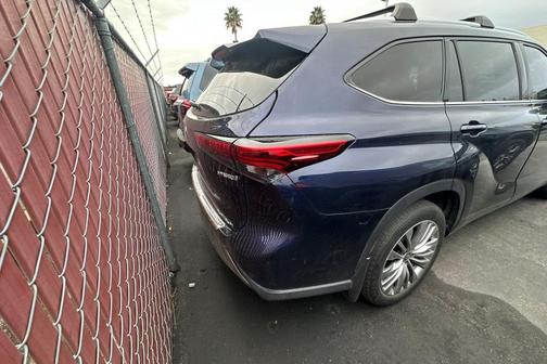 2023 Toyota Highlander Hybrid Platinum