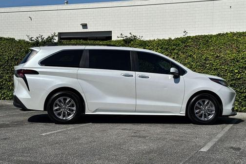 Wind Chill Pearl 2023 Toyota Sienna XLE
