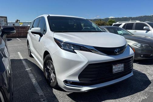 Wind Chill Pearl 2023 Toyota Sienna XLE