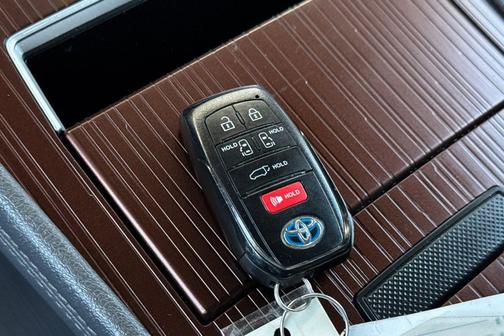 Wind Chill Pearl 2023 Toyota Sienna XLE