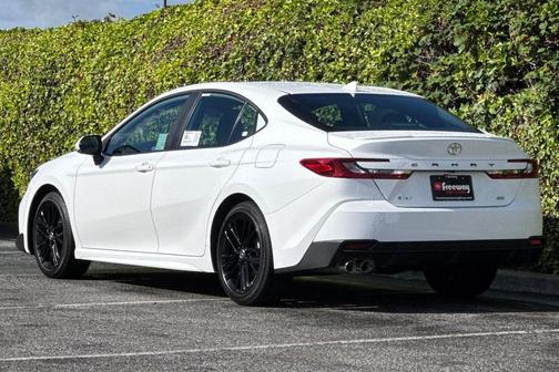 Ice Cap 2026 Toyota Camry SE