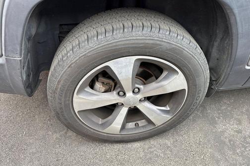 Sting-Gray Clearcoat 2020 Jeep Cherokee Limited