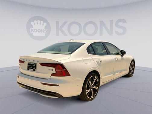 2024 Volvo S60 B5 Plus Dark Theme
