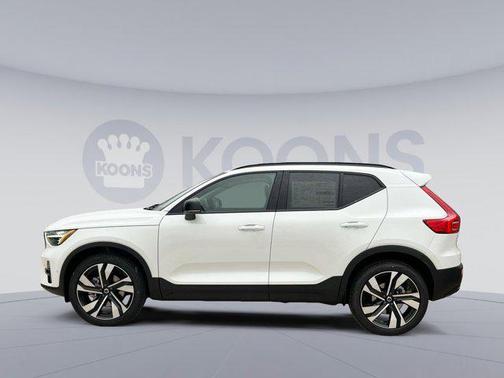 2025 Volvo XC40 B5 Plus Dark Theme