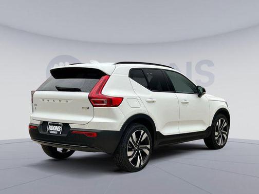 2025 Volvo XC40 B5 Plus Dark Theme