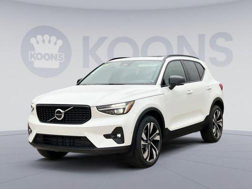 2025 Volvo XC40 B5 Plus Dark Theme