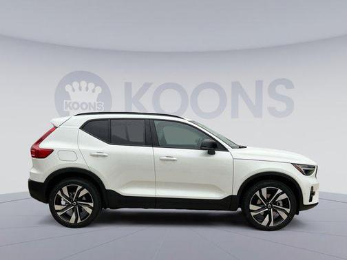 2025 Volvo XC40 B5 Plus Dark Theme