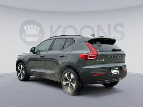 2026 Volvo XC40 Plus, B5 AWD Gas (mild hybrid), Dark