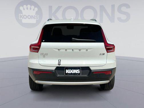 2025 Volvo XC40 Core Bright Theme