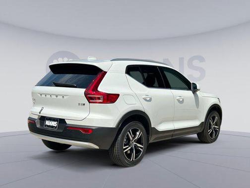 2025 Volvo XC40 Core Bright Theme