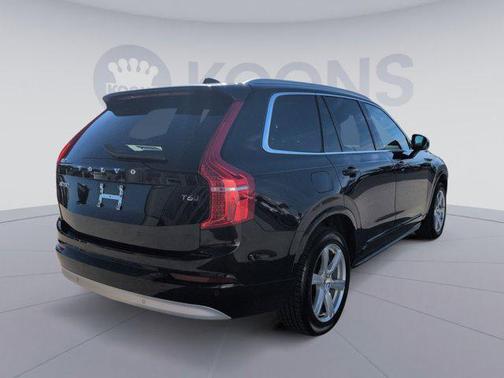 2022 Volvo XC90 T6 Momentum