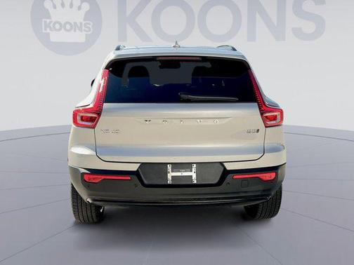 2025 Volvo XC40 B5 Plus Dark Theme