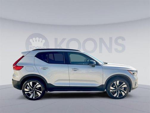 2025 Volvo XC40 B5 Plus Dark Theme