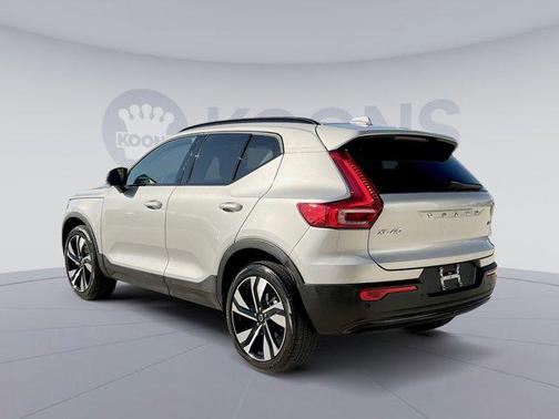 2025 Volvo XC40 B5 Plus Dark Theme