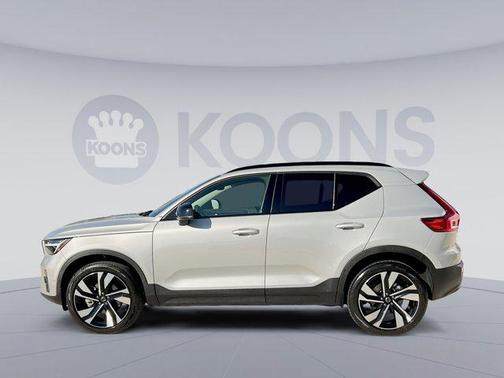 2025 Volvo XC40 B5 Plus Dark Theme