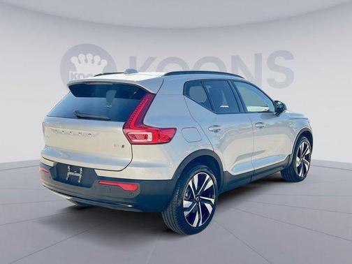 2025 Volvo XC40 B5 Plus Dark Theme