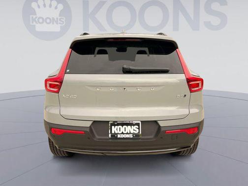 2025 Volvo XC40 B5 Plus Dark Theme