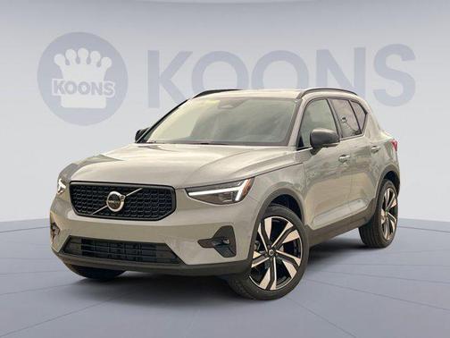 2025 Volvo XC40 B5 Plus Dark Theme