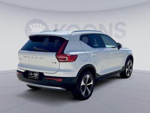 2025 Volvo XC40 B5 Plus Bright Theme