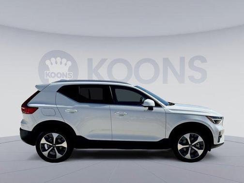 2025 Volvo XC40 B5 Plus Bright Theme