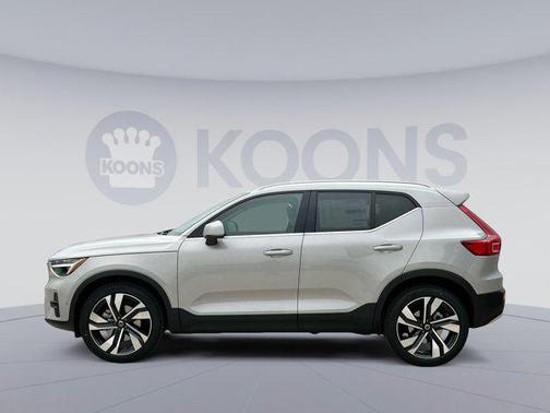 2025 Volvo XC40 B5 Ultra Bright Theme
