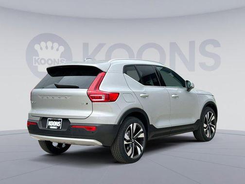2025 Volvo XC40 B5 Ultra Bright Theme