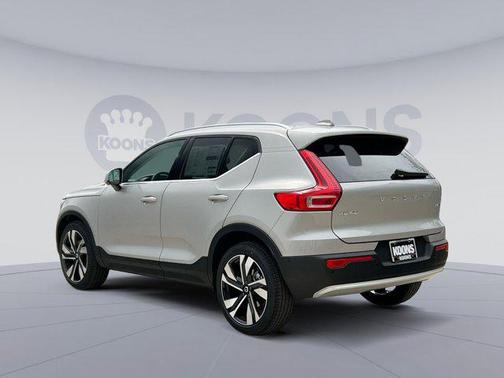 2025 Volvo XC40 B5 Ultra Bright Theme