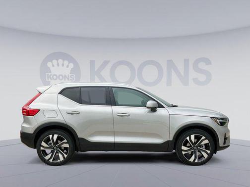 2025 Volvo XC40 B5 Ultra Bright Theme
