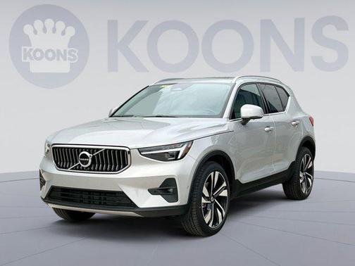 2025 Volvo XC40 B5 Ultra Bright Theme