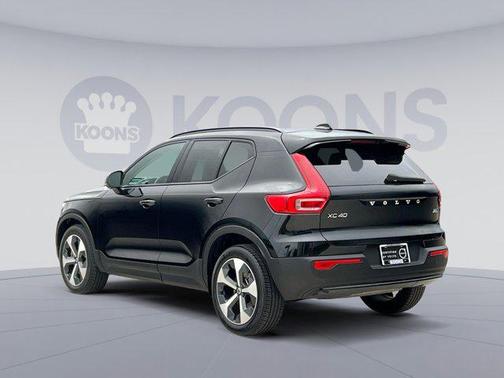 2023 Volvo XC40 B5 Plus Dark Theme