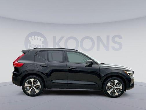 2023 Volvo XC40 B5 Plus Dark Theme