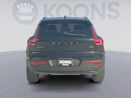 2024 Volvo XC40 B5 Plus Dark Theme