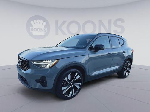 Thunder Grey Metallic 2023 Volvo XC40 B5 Plus Dark Theme