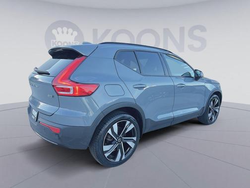 Thunder Grey Metallic 2023 Volvo XC40 B5 Plus Dark Theme