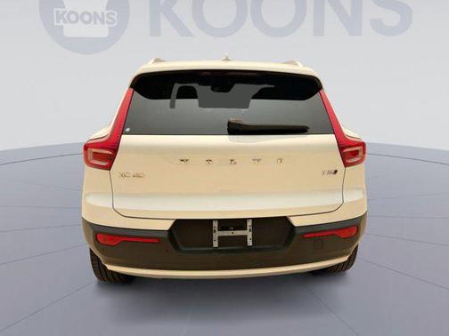2022 Volvo XC40 T5 Momentum