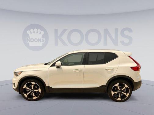 2022 Volvo XC40 T5 Momentum