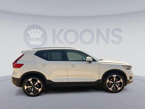 2022 Volvo XC40 T5 Momentum
