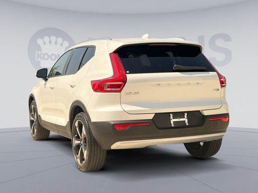 2022 Volvo XC40 T5 Momentum