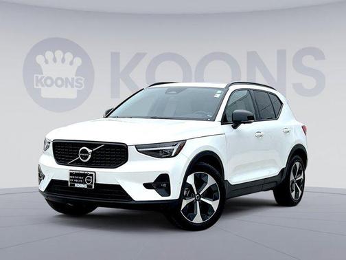 2023 Volvo XC40 B5 Ultimate Dark Theme