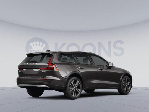 2025 Volvo V60 Cross Country Plus, B5 AWD Gas (mild hybrid)