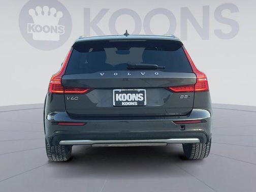 2025 Volvo V60 Cross Country Plus, B5 AWD Gas (mild hybrid)