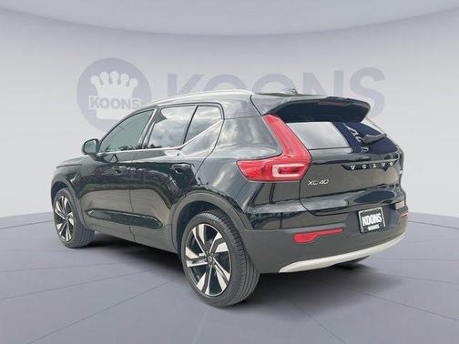 Onyx Black Metallic 2023 Volvo XC40 B5 Plus Bright Theme