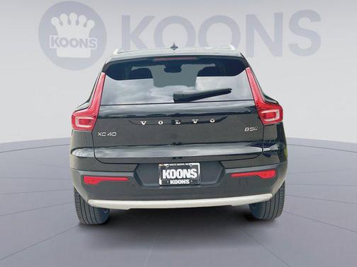 Onyx Black Metallic 2023 Volvo XC40 B5 Plus Bright Theme