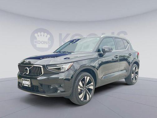 Onyx Black Metallic 2023 Volvo XC40 B5 Plus Bright Theme