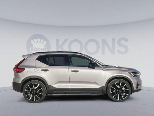 2026 Volvo XC40 Ultra, B5 AWD Gas (mild hybrid), Dark
