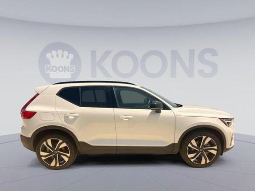 2025 Volvo XC40 B5 Plus Dark Theme