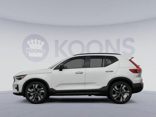 2025 Volvo XC40 B5 Plus Dark Theme