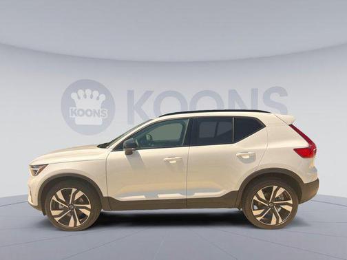 2025 Volvo XC40 B5 Plus Dark Theme