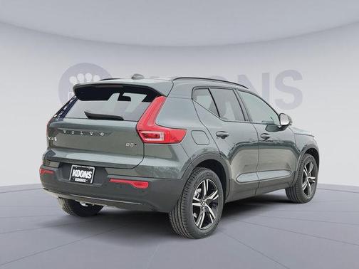 2026 Volvo XC40 Core, B5 AWD Gas (mild hybrid), Dark